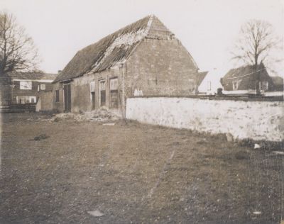 Voormalig-woonhuis-en-schuur-aan-de-Voorstraat
Voormalig woonhuis met schuur gelegen aan de Voorstraat, achter de tegenwoordige woning Voorstraat 18, gezien vanaf de J.van Ruysdaelstraat. Afgebroken in mei 1973. Op het terrein zijn veetentoonstellingen gehouden
