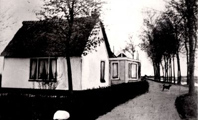 Woonhuis-Mw-Dop
Woning van Mevr Dop.
Later Koen Hoetmer.
Langs de Ankeveensevaart.
