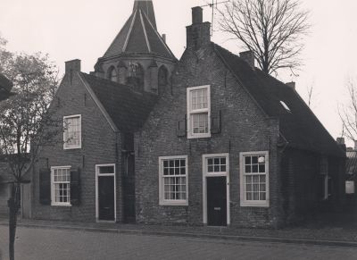 Gerestaureerde-woningen
Twee in de jaren 1950 gerestaureerde woningen met op de achtergrond  het “koor”van de Willibrordkerk.
Uiterst links een gedeelte van de toenmalige muur van de fietsenstalling van de Kerk.
Later is de fietsenstalling verwijderd en op die plaats werd een pleintje aangelegd. 
Op dat pleintje is in de jaren  1990 het verzetsmonument, ontworpen door de heer K.Scherpenhuijsen, opgericht.
