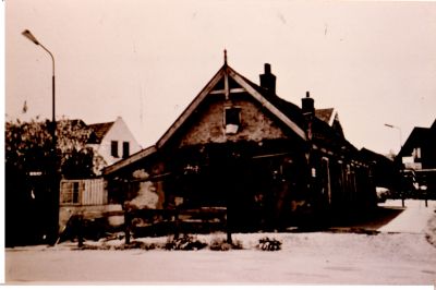 Oude-huisjes-aan-de-Meerlaan
Laatste bewoners, met name de Familie B.Pouw., in de oude huisjes aan de Meerlaan.
Deze oude huisjes zijn gesloopt t.b.v.het parkeerterein.
