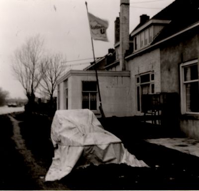 Huis-W-Schouten-vanaf-de-vechtkant-gezien
Huis W.Schouten aan de Vreelandseweg, gezien vanaf de vechtkant.
Vlag is van cafetaria “Vonjo”
Trefwoorden: Huis aan de Vecht.