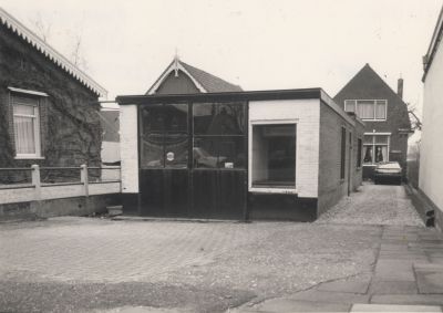 Fietsen
Voormalige werkplaats met woning van fietsenmaker H. van Huisstede.
De woning links is van aannemer H. Hendrikse. 
De werkplaats is afgebroken en vervangen door een snackbar.
