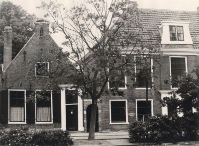 Voormalig-postkantoor
Links woonde de Fam Kuiper.
Rechts het voormalige postkantoor. De beheerder was de heer van Rijswijk.
Het poortje achter de boom ging je in om naar het winkeltje van Mevr Van Rijswijk te gaan.
Het was een kleine ruimte maar stond vol met speelgoed en kantoorartikelen .
Het was een echte winkel van sinkel.
