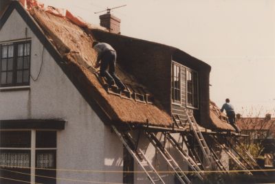 Rietdekkers
Het dak van het huis van de Fam. De Jong op de Overmeerseweg wordt door rietdekkers opnieuw gerenoveerd.
