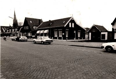 Dorpskern
Rechts op de foto werkplaats van rijwielhersteller Jan v Huisstede.
Links naast de werkplaats het huis van aannemer Hendriks,
daarnaast bakkerswinkel.
Op de achtergrond de toren van de R K Kerk
