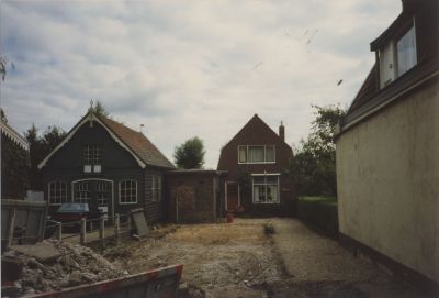 Vooraanzicht-van-het-pand-van-v-Leeuwen
Vooraanzicht van het pand van v Leeuwen.
 Links werkplaats van Hendriks de vroeger aannemer
De witte muur rechts is nu de apotheek voorheen wolwinkel tabakszaak van de familie Hoetmer.
