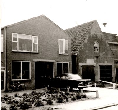 Woning-fam-H-Veldhuizen
In 1994 de woning fam H Veldhuizen. 
Beneden  werkplaats plus bovenwoning, bewoond door Arie Lodeweegs (stucadoor),  gebouwd op terrein van het voormalige Gesticht 