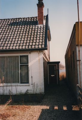Woonhuis-Mw-Marie-Baar
Rechterdeel van het huis van de Familie Baar. 
Hier woonden Mevrouw Marie Baar. Rechts een stukje van Garage Den Berg, eigenaar H. Galesloot.
Nu (2019) gesloopt.
