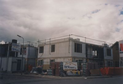 Bouw-appartementen-Meidoornlaan
Bouw van 8 appartementen. 
De appartementen worden gebouwd ter vervanging van een aantal z.g duplexwoningen uit de vijftiger jaren.
De eerste bewoners van de nieuwgebouwde appartementen zijn Frits Pos, Wijnand Lodewijkx, Mw. Wingelaar; Chris de Bruin, Jannie Tangeman en ? Barmentloo.

