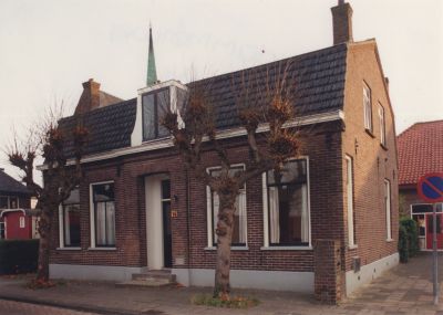 Huis-naast-oude-brandweerkazerne
Woning naast de oude brandweerkazerne.
Op de achtergrond de torenspits van de Gereformeerde kerk.
