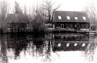 Woning-Krijn-Hoetmer-Jr
Woning van Krijn Hoetmer.
Ankeveensepad 15 bij de Goog.
Krijn was een palingvisser.
Hij pachtte viswater in de Spiegel-en Blijkpolder.
Je kon bij hem voor dit gebied een visvergunning halen.
