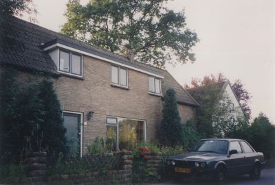 Woonhuis
Woonhuis van voorheen de fam v Lunteren daarna de Fam Vernooij.
Inmiddels is dit huis afgebroken en is er op deze plaats een nieuw huis gebouwd.
Dit huis staat recht tegenover de sportvelden.
