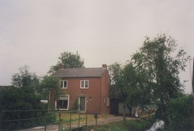 Huis-van-de-Fam-de-Miik
Huis van de Fam de Mik Het huis is gesloopt in 1998 en op deze plek is een nieuw huis gebowd Een zoon woont er nu in en hij heeft achter het huis een plantenkwekerij
Trefwoorden: Hostermeer
