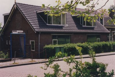 Oude-kosterswoning-gereformeerde-kerk
Woningen aan de Dammerweg. De woning was ooit kosterswoning van de gereformeerde kerk.
Naast de woning nr. 12 is de toegang tot de Bergse Speeltuinvereniging, die gevestigd is op een akker
achter de Dammerweg. In de woning is thans (2008) de dierenartspraktijk van dokter Annemarie gevestigd.
