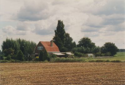 Woonhuis-Fam-Bergman
Woonhuis Familie W Bergman, middenweg 22 in de Prutpolder.
Gezien vanaf de Randweg.
Voorheen A. Bornhijm Agrarier/koopman.
Het huis is in 2006 gesloopt.

