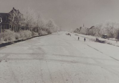 Reevaart-in-de-winter
Prachtig dichtgevroren Reevaart met rijp aan de bomen.
Rechts op de weg een driewielige groentekar van Jaap Wiegmans.
