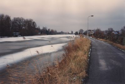 Bevroren-Vecht
De Vecht is bevroren.
Op de achtergrond is de molen te zien die op de Nigtevechtse Weg staat.
Trefwoorden: Vecht-Eiland