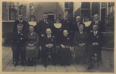 Familiefoto
Voorste rij v l n r Kees Stalenhoef Sien Stalenhoef-Meijer vader Stalenhoef moeder Stalenhoef Grada Stalenhoef-Bezemer Chris Stalenhoef     
Achterste rij v l n r Wim Stalenhoef zuster An Toon Stalenhoef zuster Rie Huub Stalenhoef Jaap Stalenhoef zuster Truus Piet Stalenhoef
