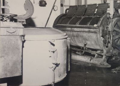 Wasserij-De-Vecht
Wasserij De Vecht
Bij wasserij De Vecht is een nieuwe wasmachine en centrifuge geplaatst
De centrifuge wordt nog gepoetst door D. Barmentloo
