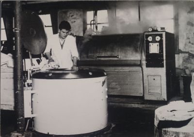 Wasserij-De-Vecht
Wasserij De Vecht
Bij wasserij De Vecht is een nieuwe wasmachine en centrifuge geplaatst
De centrifuge wordt nog gepoetst door D. Barmentloo
