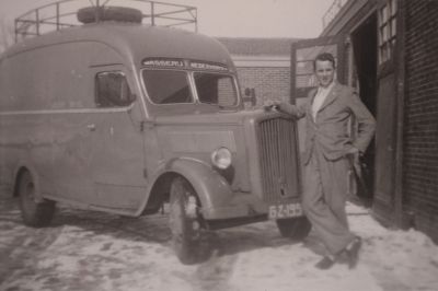 Wasserij-Nederhorst
Een onbekende man voor een wasserijauto van wasserij 