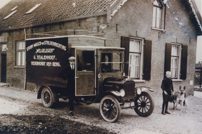 Wasserij-Welgelegen
Stoom-Wasch en Strijkinrichting Welgelegen.
Links op de foto Toon Stalenhoef eerste chauffeur van wasserij Welgelegen, rechts zijn broer Huub Stalenhoef.
Trefwoorden: Toon Stalenhoef, Huub Stalenhoef