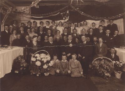 Fam-Snel-wasserij-de-Overhoek
Wasserij de Overhoek van de familie Snel . Rechts voor: Arie v.d. Velden (Kromme Arie).
Trefwoorden: fam Snel