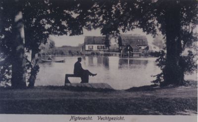 Uitzicht-over-Vecht-naar-wasserij
Gezicht op de wasserij ,in de schuur rechts, van de dames van Schaik.
Later woonde hier de familie Roest.
Het woonhuis is in 1985 gesloopt en hiervoor in de plaats staat thans een fraai landhuis met rieten dak
