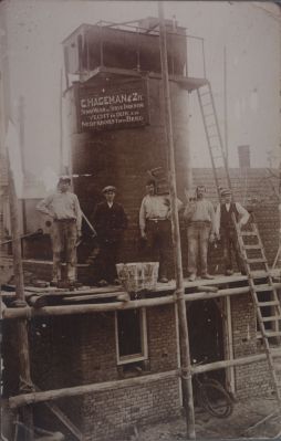 Plaatsen-en-inmetselen-van-het-waterreservoir
Het plaatsen en inmetselen van een waterreservoir Namen van de metselaars zijn niet bekend
Trefwoorden: Wasserij Vecht en Dijk,-Hageman-Dammerweg