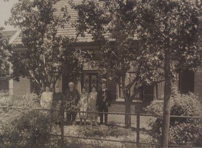 Familie-foto
Fam Franssen van wasserij de Vechtstroom.
v l n r Trijntje Franssen, mevr Franssen-Randeraad, Jan Franssen, Matje Franssen, Aal Bouwer-Franssen, Teunis Bouwer.

