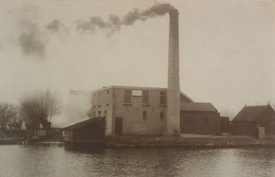 Wasserij-tegenover-Overmeer
Wasserij “De Helling” met eigenaar Dubelaar.
Deze wasserij stond in Vreeland aan de Vecht tegenover Overmeer en is later verbouwd als woonhuis.
Trefwoorden: Vecht Wasserij Nigtevecht.