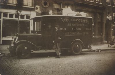 Wasserijauto-De-Overhoek
De wasserij-auto van stoomwasserij De Overhoek uit Nederhorst den Berg
heeft zojuist schoon wasgoed naar de klant gebracht of vuil wasgoed gehaald in Amsterdam.
Op de zijkant van de auto staat telefoonnr. 19 ten name van A.J.( Arie Jan) Snel.
Trefwoorden: A.J. Snel