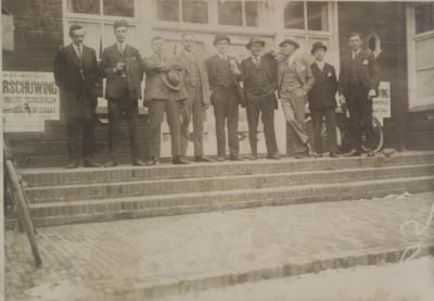 Werknemers-wasserijen
V.l.n.r.
Jan Mulders Stoker bij Slokker
W. Mafait, J. Slokker jr.,  Rijk Brouwer, Teunis Bouwer, Ko Portengen, Gerrit Bouwer
W. van Lunteren,  Henk Roukens chauffeur bij Slokker.
