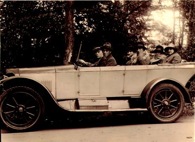 Wasserij-De-Vechtstroom-luxe-auto
Wasserij De Vechtstroom. Luxe auto met daarin:  G.H. Franssen, H.J. Franssen.
Midden: Griet Franssen-Franssen , rest onbekend
Trefwoorden: Vechtstroom