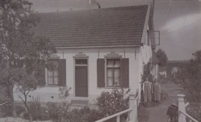 Wasserij-Veldzicht
Wasserij Veldzicht van de familie Portengen. 
Links op foto tante Cor Portengen, rechts onbekend.
In de voorzomer van 1937 geheel afgebrand, daarna kwam wasserij Spiegelhoek op die plaats.
