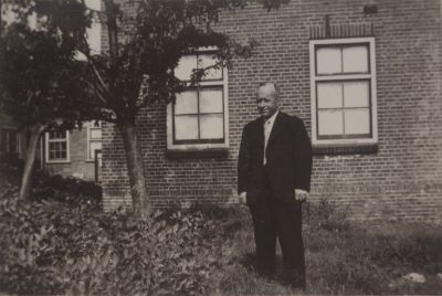 Jaap-Stalenhoef
Jaap Stalenhoef van de gebr. Stalenhoef.
(Bad de rozenkrans voor in de bus van de bedevaart van Sittard).
Achter wasserij “Welgelegen”.
