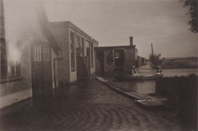 Wasserij-Vecht-en-Dijk
Ans en Gini Hageman in de boot. 
Vanwege het hoge water was de wasserij alleen via het water te bereiken.
Men kijkt op deze foto richting Spiegelplas.
