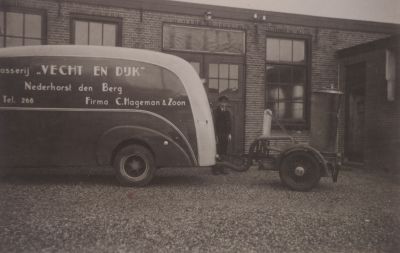 Wasserij-auto
Dit is een grote Dagmond met een generator erachter.
 De chauffeur is Herman Hageman uit Ankeveen.
 Eigenaar van de wasserij waren Fa C Hageman en Zoon.
