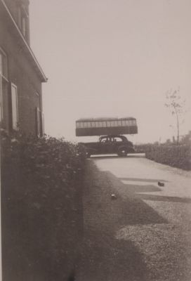 Vecht-en-Dijk
Dammerweg.Wasserij Vecht en Dijk.
Deze luxe auto is voorzien van een soort gastank boven op de auto,deze liep langzaam leeg tijdens het rijden.
Trefwoorden: Wasserij