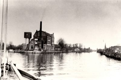 Wasserij-Veldzicht
Wasserij Vechtzicht van Kareltje v d Heijden
Het personeelsbootje steekt de Reevaart over
De meeste werknemers kwamen uit Overmeer
Daarna de verffabriek vanaf 1965-1972 van de heer Katzman uit Amsterdam
