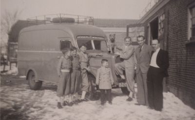 Fam-J-Snel-voor-de-wasserij
Wasserij Nederhorst aan de Dammerweg.
 Dit is de familie J. Snel Sr voor de wasserij voor een wasserijauto.
