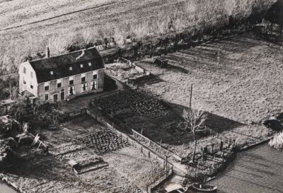 Luchtfoto-boven-Wasserij
Voormalige handwasserij van de fam Hageman.
De fam Hageman bediende een overzetveer over de Vecht naar Nigtevecht.
Blekerij Handwasserij Dirk Hageman Joanna Stikvoort  zie Werinon nr 30  1998  art Th Stalenhoef
Trefwoorden: Handwasserij, Wasserij Grote Eiland