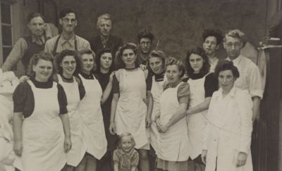 Personeel-en-Fam-Mafait
Personeel van de Wasserij. 
De mannen op de achterste rij zijn: 
V.l.n.r. Aard Bon, J. Stalenhoef, P. Kersbergen, W. Mafait, G. Mafait, J. Mafait.
De dames v.l.n.r. Griet van Melsen, Mien Loef, Fie van Weeghel, Bouk van Huisstede, Bets van Melsen, 
Wijntje van Huisstede, Loes de Jong, Rietje van Huisstede, Mw. Mafait.
Het kind op de voorgrond is Bettie Mafait.
