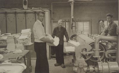 Wasserij----Schoonoord
Jan Mafait, Piet Kersbergen, Joop Stalenhoef en W. Mafait tussen de schone was.
Op de foto zie je de mangel.

