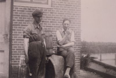 Wasserij-Nederhorst
Wasserij Nederhorst .
Even “vrolijk”op de foto.
Staande Herman Snel.
Zittend met pijp broer Gerrit.
