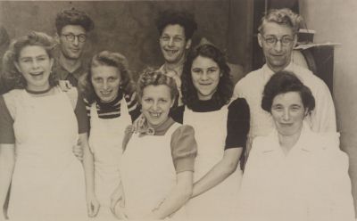 Wasserij-Schoonoord
Wasserij Schoonoord.
Bovenste rij: V.l.n.r.  W. Mafait, G. Mafait, J.Mafait.
Onderste rij : V.l.n.r. Bets van Melsen, Wijntje van Huisstede, Loes de Jong, Rietje van Huisstede, Mevrouw Mafait.
