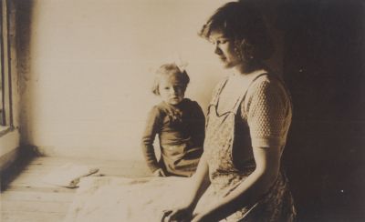 Vouwen-van-wasgoed
Vrouw die bezig is de was te vouwen met kind dat toekijkt.
Trefwoorden: Wasserij