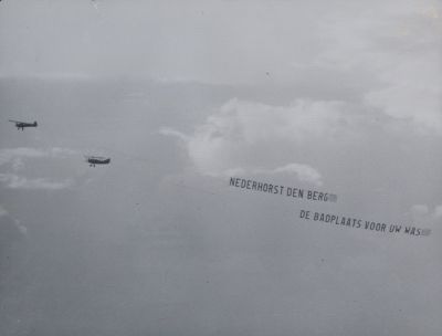 Reclamevliegtuigjes-wasserij
2 vliegtuigjes met sleep om reclame te maken voor de wasserijen in Nederhorst den Berg.
Nederhorst den Berg! De badplaats voor uw was!
