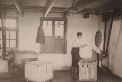 Interieur-wasserij-Welgelegen
Wasserij Welgelegen. 
Jac. v.d. Pas aan het werk in de wasserij.
