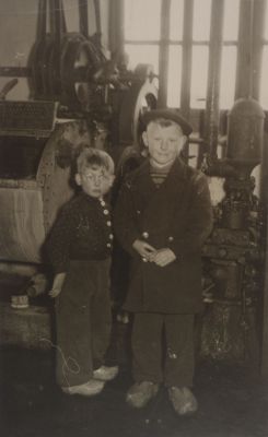 Jan-en-Jan-Jaap-Barmentloo
Wasserij De Vecht.
De jongen met pet is Jan Jaap Barmentloo de jongen met bril is Jan Barmentloo.
